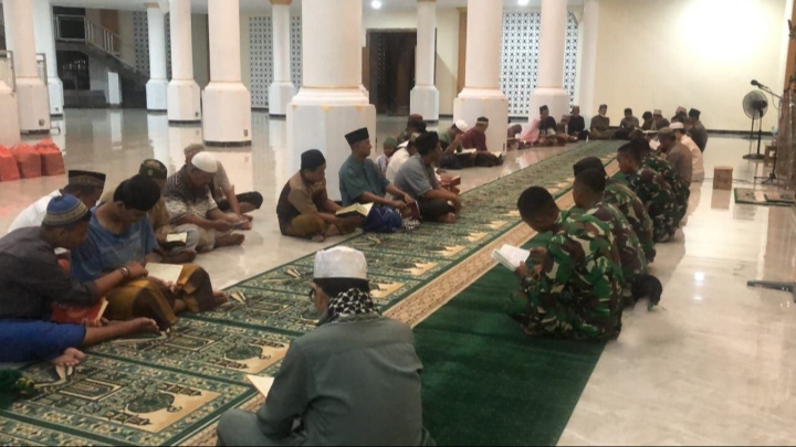 Dekatkan Diri Dengan Warga Satgas Yonif 125/SMB Hadiri Yasinan di Masjid Al-Anshar/**