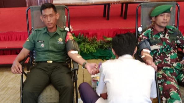 Babinsa Donorkan Darah Wujud Kepedulian Sesama/psr