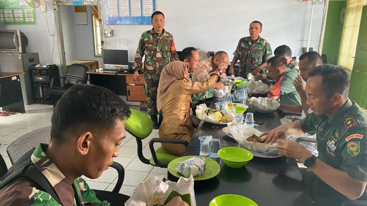 Jalin Silaturahmi Sambil Sarapan Pagi Danramil Pasar dengan Perangkat Kelurahan Orang Kayo Hitam (psr) 