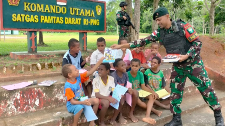 Satgas Pamtas Statis RI-PNG Yonif 111/KB Bagi Buku Dan Alat Tulis Untuk Anak Perbatasan/pensatgas