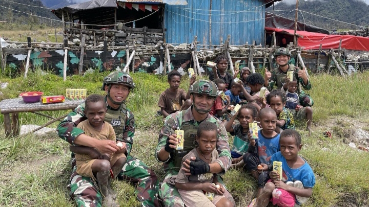 Tingkatkan Kualitas Gizi anak Papua, Satgas Yonif 323 Bagikan Susu dan Telur/pensatgas