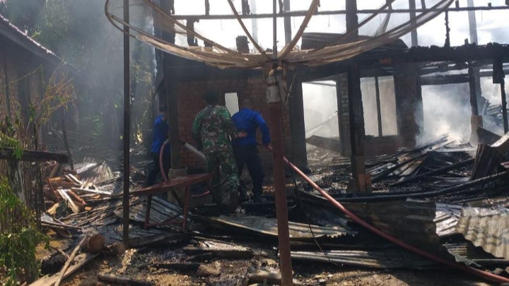 Bergerak Cepat Danramil 02/Muaralimun Bantu Padamkan Api yang Hanguskan Rumah Warga/mcdimsarko