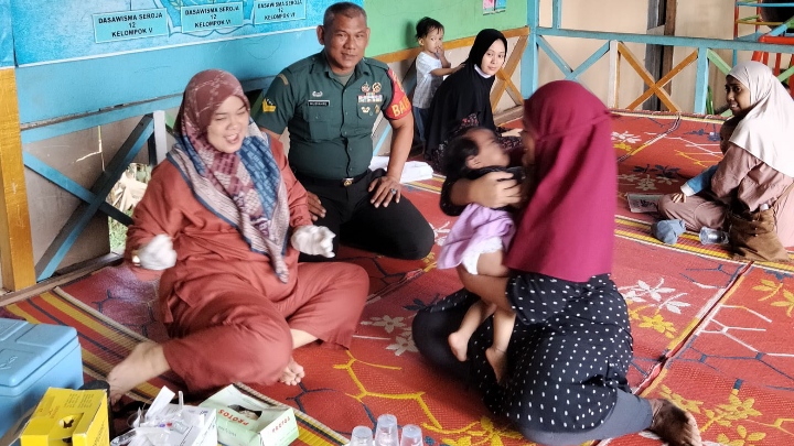 Bentuk Kepedulian Kesehatan Balita, Babinsa Koramil 09/Telanaipura Dampingi Kegiatan Posyandu/tp