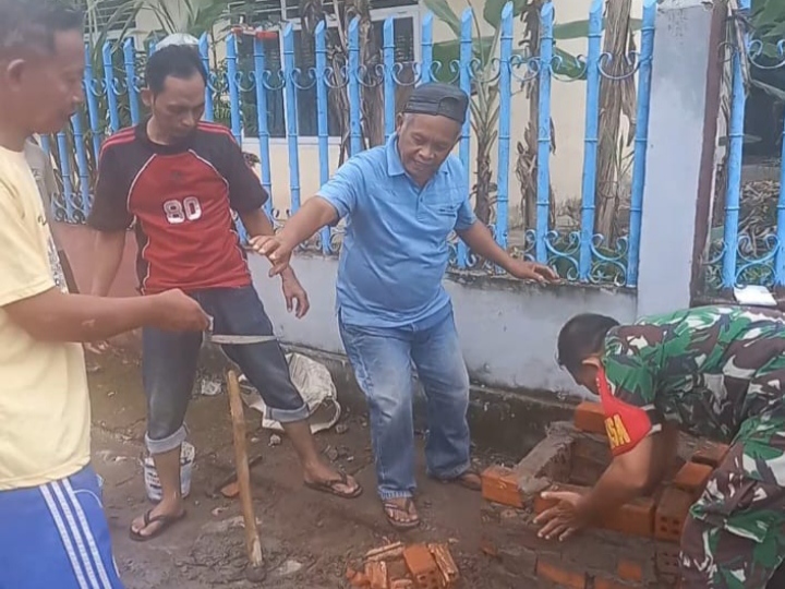 Babinsa Kebun Handil Motivasi Warga Untuk Gotong Royong/tp