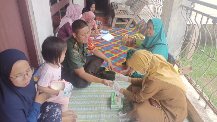 Ajak Skrining PTM, Babinsa Pelayangan Beri Pendampingan Posbindu/ply