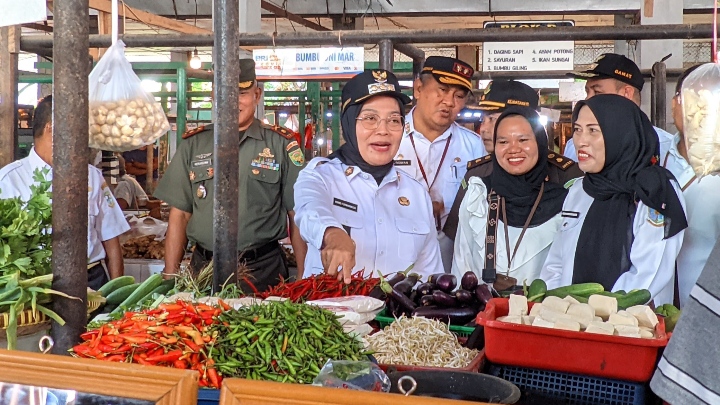 Danramil Jambi Timur Dampingi PJ Walikota Jambi Lakukan Sidak di Pasar Rakyat Impres Kasang/jt