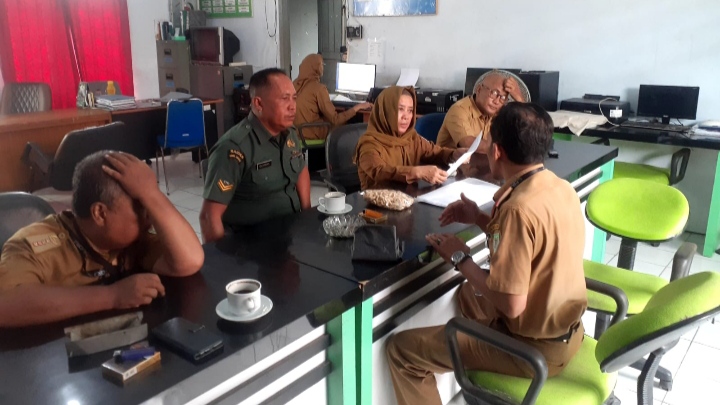 Bangun Komunikasi Di Wilayah Binaan, Babinsa Koramil 12/Pasar Jalin Silaturahmi Bersama Perangkat Kelurahan/psr