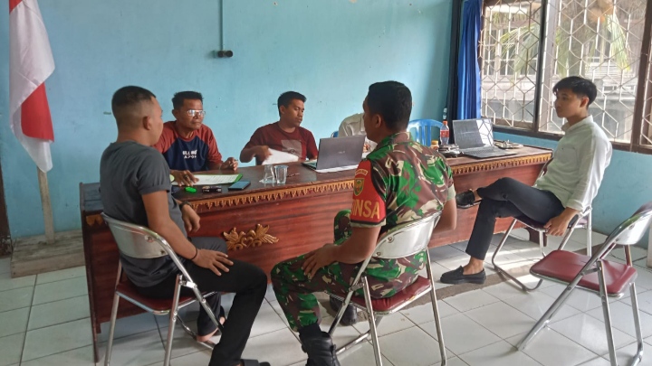 Ciptakan Keamanan Dan ketertiban di Wilayah Desa Binaan, Babinsa Jalin Silaturahmi Dengan Perangkat Desa (sgt) 
