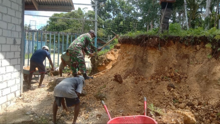 Babinsa Koramil Biak Utara Bantu Perbaiki Jalan Rusak di Kampung Soukobye