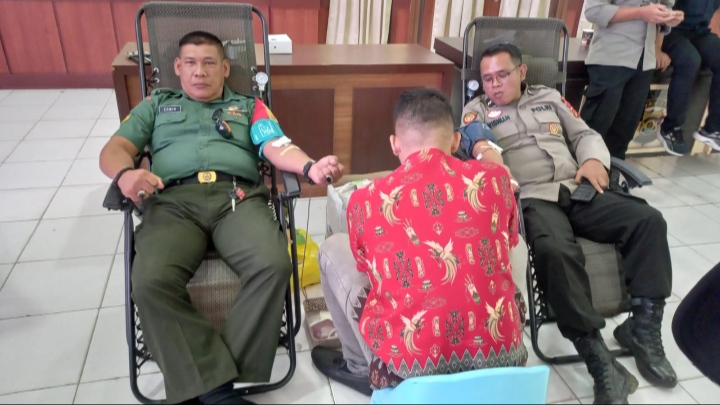 Peduli Sesama, Babinsa Koramil 05/Sengeti Ikut Donor Darah Pada Peringatan HUT Bhayangkara