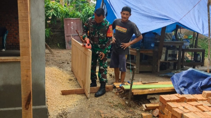 Bentuk Kepedulian Terhadap Masyarakat, Babinsa Koramil 415-06/Pijoan Bantu Pembangunan RTLH di Desa Mingkung