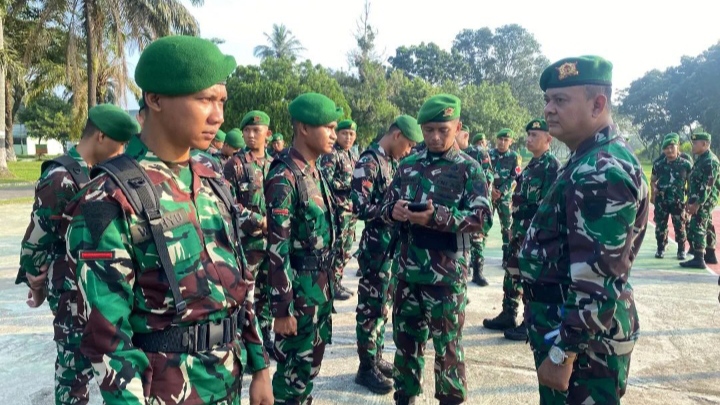 Cegah Maraknya Perjudian Online, Danyonif 143/TWEJ Sidak Handphone Prajurit