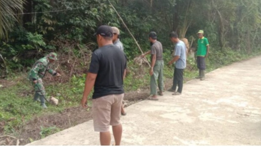Babinsa dan Warga Gotong Royong Bersama Bersihkan Lingkungan Desa