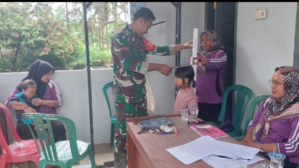 Babinsa Bersama Bidan Desa Sungai Bungur Jangkau Masyarakat dengan Layanan Kesehatan Terpadu