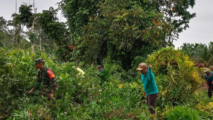 Babinsa dan Warga Gotong Royong Bersihkan TPU Pulau Mentaro untuk Antisipasi Banjir