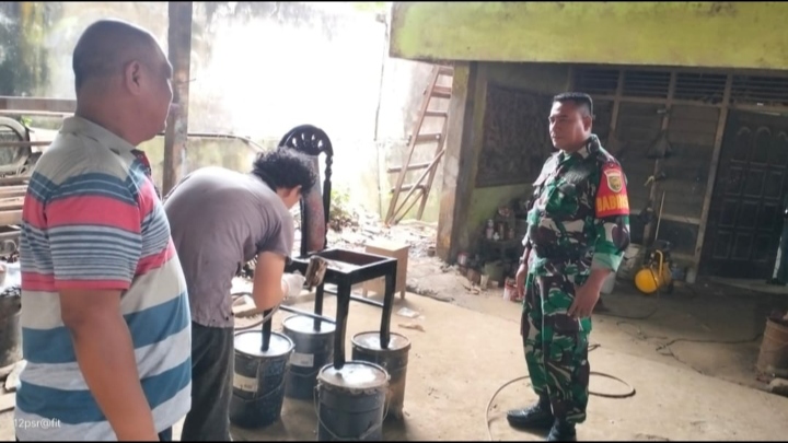 Rangkul Semua Elemen Masyakarat, Babinsa Motivasi Pengrajin Kayu di Pasar Jambi