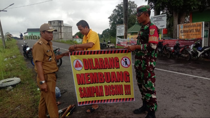 Babinsa Imbau Warga Jangan Buang Sampah Sembarangan