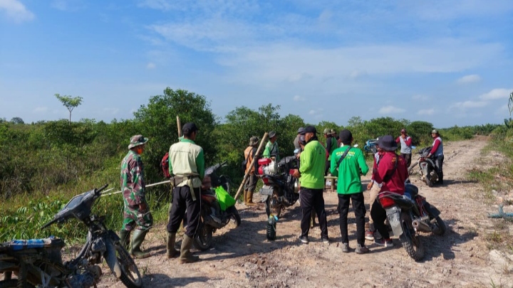 Babinsa Seponjen Bersama MPA Latihan Simulasi Penanggulangan Karhutla