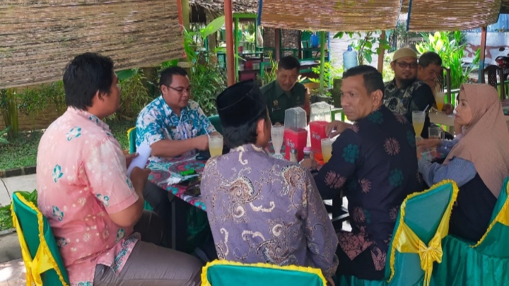 Jalin Keakraban dan Kekompakan, Babinsa Koramil 10/Jambi Selatan Gelar Makan Bersama dengan Warga Binaan
