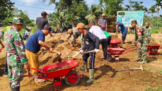 Perkuat Semangat Gotong Royong, TNI dan Masyarakat Turut Serta Membangun Kantor MWC NU Rantau Rasau