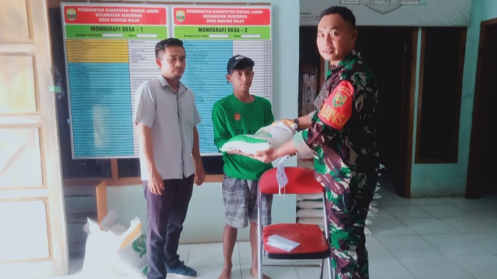 Babinsa Koramil 05/Sengeti Lakukan Pendampingan dalam Penyaluran Bantuan Beras di Desa Rantau Majo