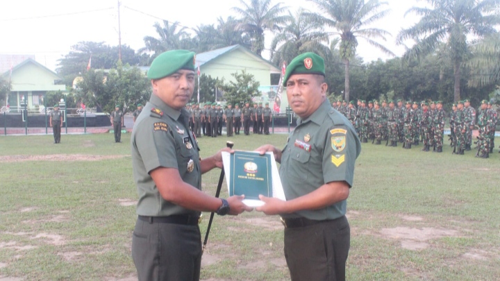 Upacara Bendera Kodim 0415/Jambi, Serka Ilham Dianugerahi Sebagai Babinsa Terbaik