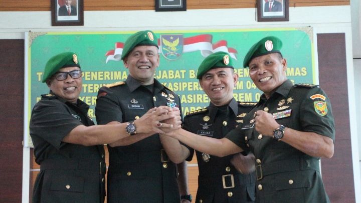 Danrem 041/Gamas Pimpin Sertijab dan Tradisi Penerimaan Warga Baru