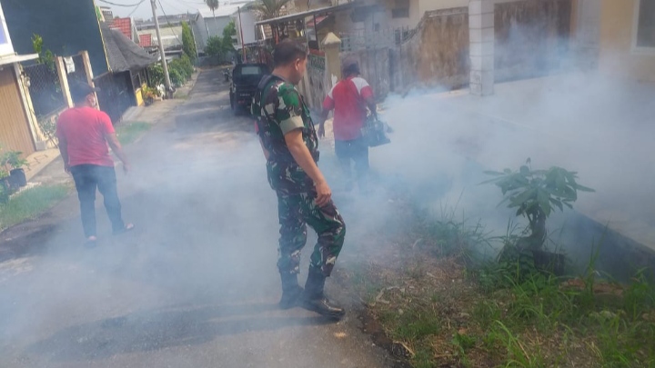 Babinsa Bersama Warga Lakukan Fogging untuk Membasmi Sarang Nyamuk