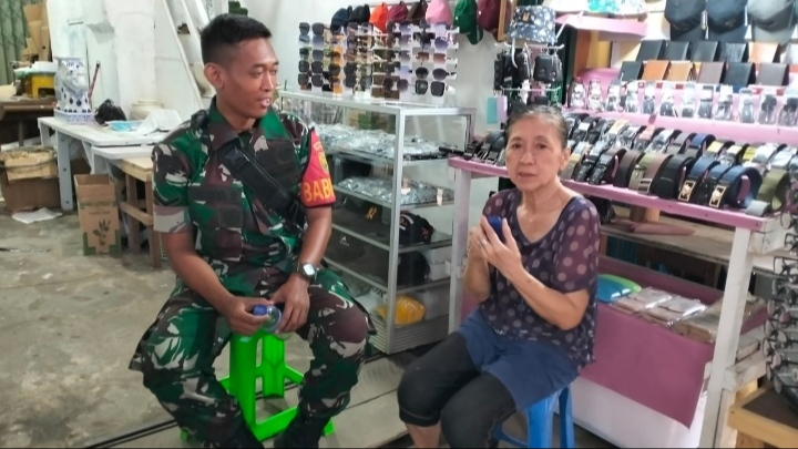 Babinsa Koramil 12/Pasar Membangun Komunikasi dengan Pedagang di Pasar Sitimang