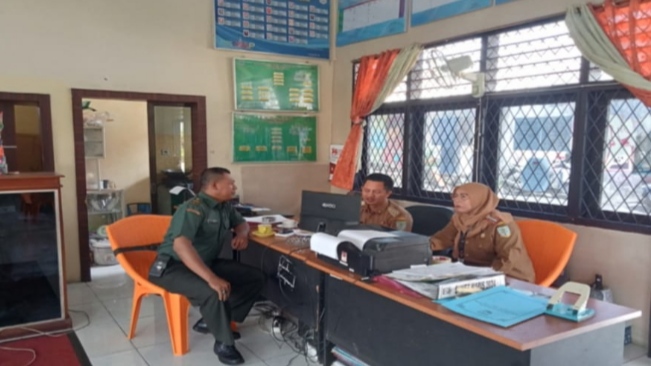 Babinsa Sungai Asam Jalin Kekeluargaan dengan Aparatur Kelurahan