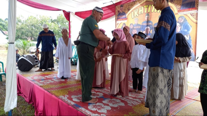 Babinsa Koramil 05/Sengeti Hadiri Acara Perpisahan Santri MDA Assasuddiniyah