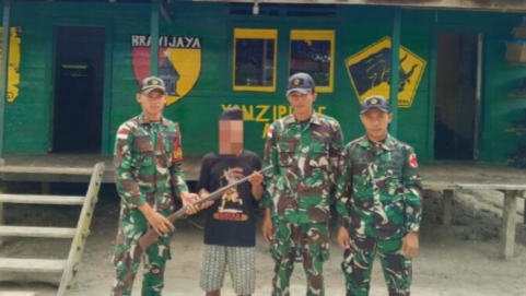 Warga Desa Riam Padang Serahkan Senjata Api Rakitan kepada Satgas Pamtas RI-Malaysia