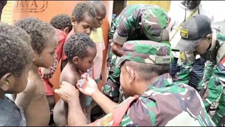 Babinsa Koramil 1703-02/Tigi Serukan Pola Hidup Bersih dan Sehat kepada Anak-Anak Papua