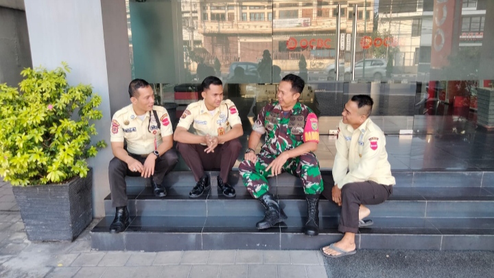 Jalin Silaturahmi, Babinsa Talang Jauh Sambangi Satpam di Wilayah Binaan