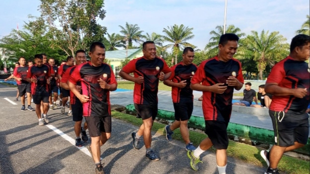 Babinsa Koramil 415-06/Pijoan Rutin Gelar Olahraga Lari untuk Meningkatkan Kebugaran Tubuh