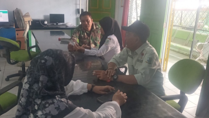 Sambangi Kelurahan OKH, Babinsa Bahas Berbagai Rencana Kegiatan Sosial