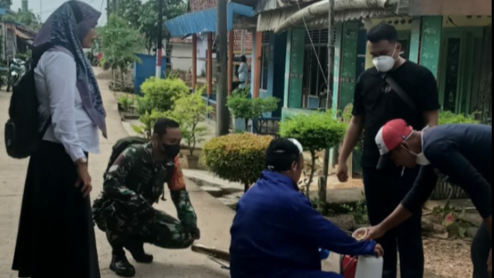 Upaya Bersama Cegah Demam Berdarah, Babinsa Koramil 415-06/Pijoan Dampingi Fogging di Muaro Jambi
