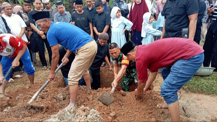 Bentuk Dukungan Moral, Babinsa Menghadiri Pemakaman Warga di Desa Pulo Kayu Aro