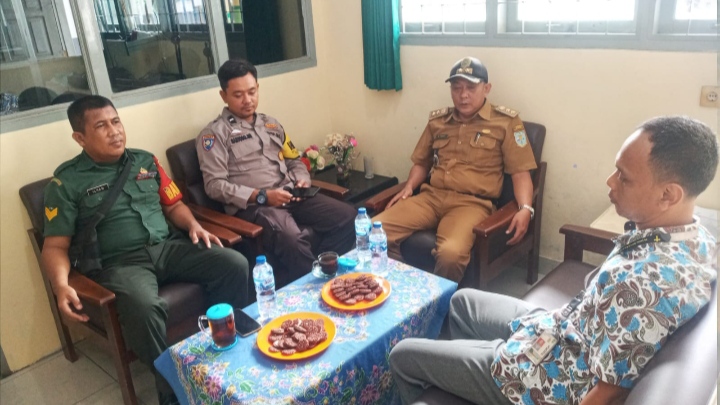 Babinsa Cempaka Putih Aktif Lakukan Komsos dengan Tiga Pilar