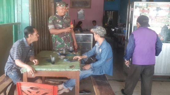Babinsa Koramil 415-12/Pasar Jalankan Anjangsana dan Komsos di Kelurahan Orang Kayo Hitam