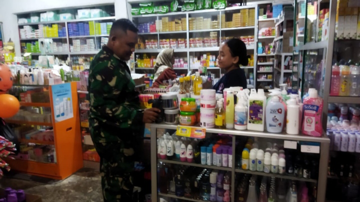 Babinsa Tanjung Sari Beri Motivasi kepada Pedagang Warung