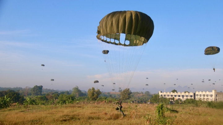 Latihan Terjun Penyegaran Yonif 330 