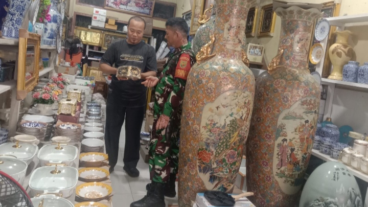 Sambangi Pedagang Keramik, Babinsa Beri Motivasi Disaat Menurunnya Daya Beli Masyarakat
