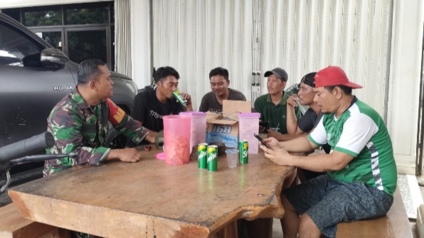 Kodim 0415/Jambi Berantas Perjudian Online, Babinsa Serda Yandi Ajak Masyarakat Bersatu