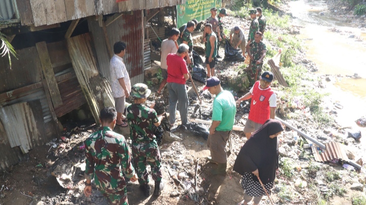 Karya Bakti Bersama Pendam Cenderawasih dan Warga Bersihkan Sungai Anafri untuk Antisipasi Banjir