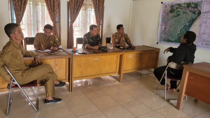 Babinsa Koramil 415-05/Sengeti Peltu Hermantoni Tingkatkan Silaturahmi dengan Perangkat Desa
