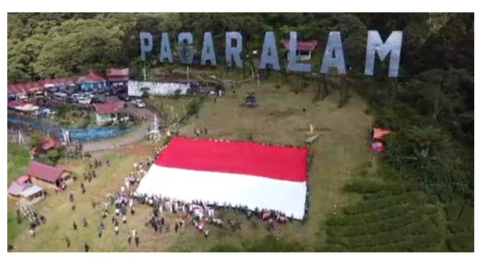 Pengibaran Bendera Merah Putih Raksasa Di Kota Pagaralam Simbol Cinta Tanah Air