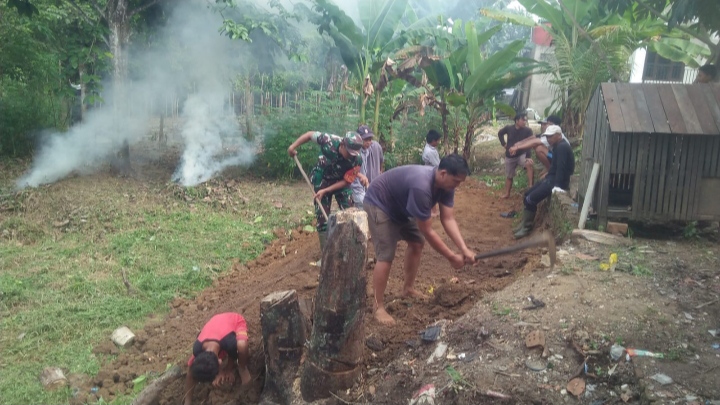 Kolaborasi Babinsa dan Warga Melaksanakan Gotong Royong di Kelurahan Pinang Merah