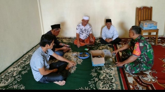 Demi Menjalin Hubungan Baik, Babinsa Melaksanakan Komsos Dengan Warga Binaan/Rml 03/MT) 