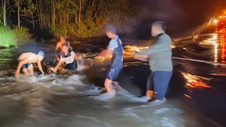 Aksi Satgas Pamtas Statis RI-PNG Yonif 111/KB Selamatkan Warga dari Arus Banjir di Papua Selatan